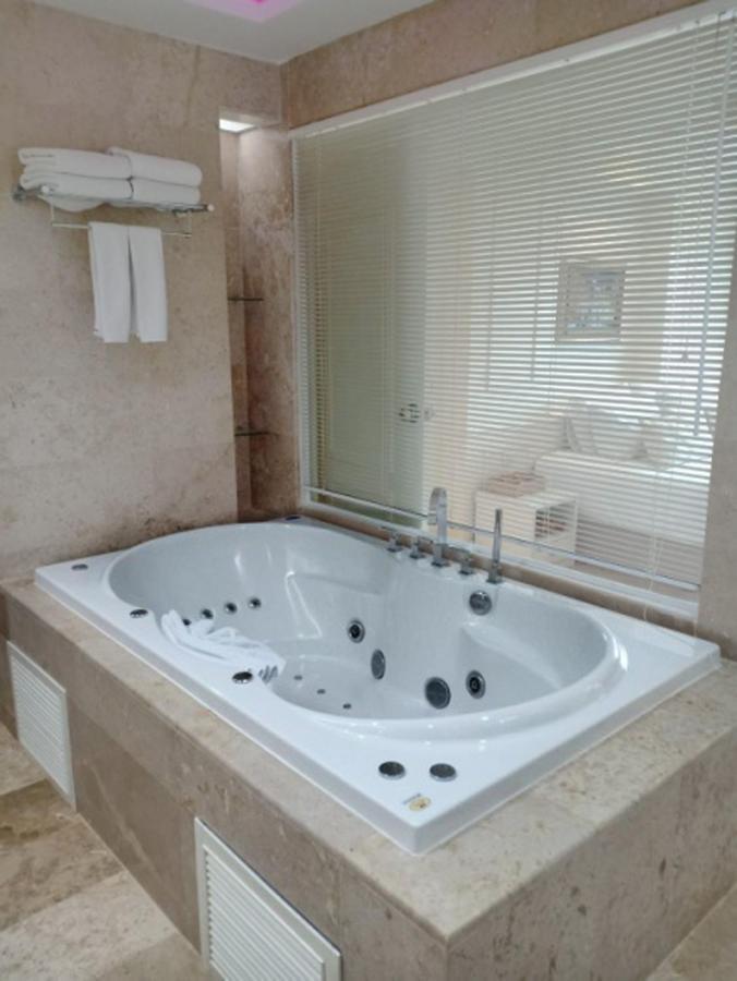 V Verve Service Apartment Hotel Чаченгсау Экстерьер фото