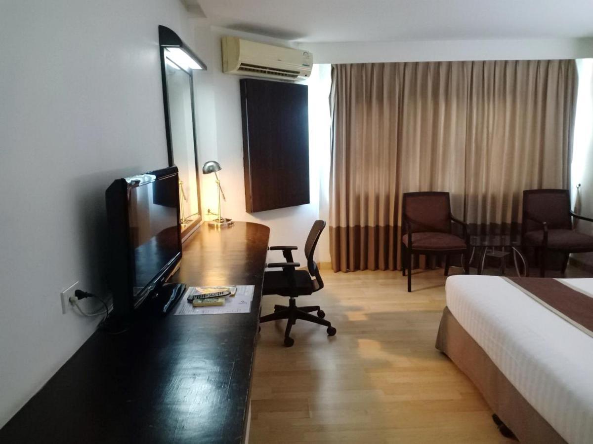 V Verve Service Apartment Hotel Чаченгсау Экстерьер фото