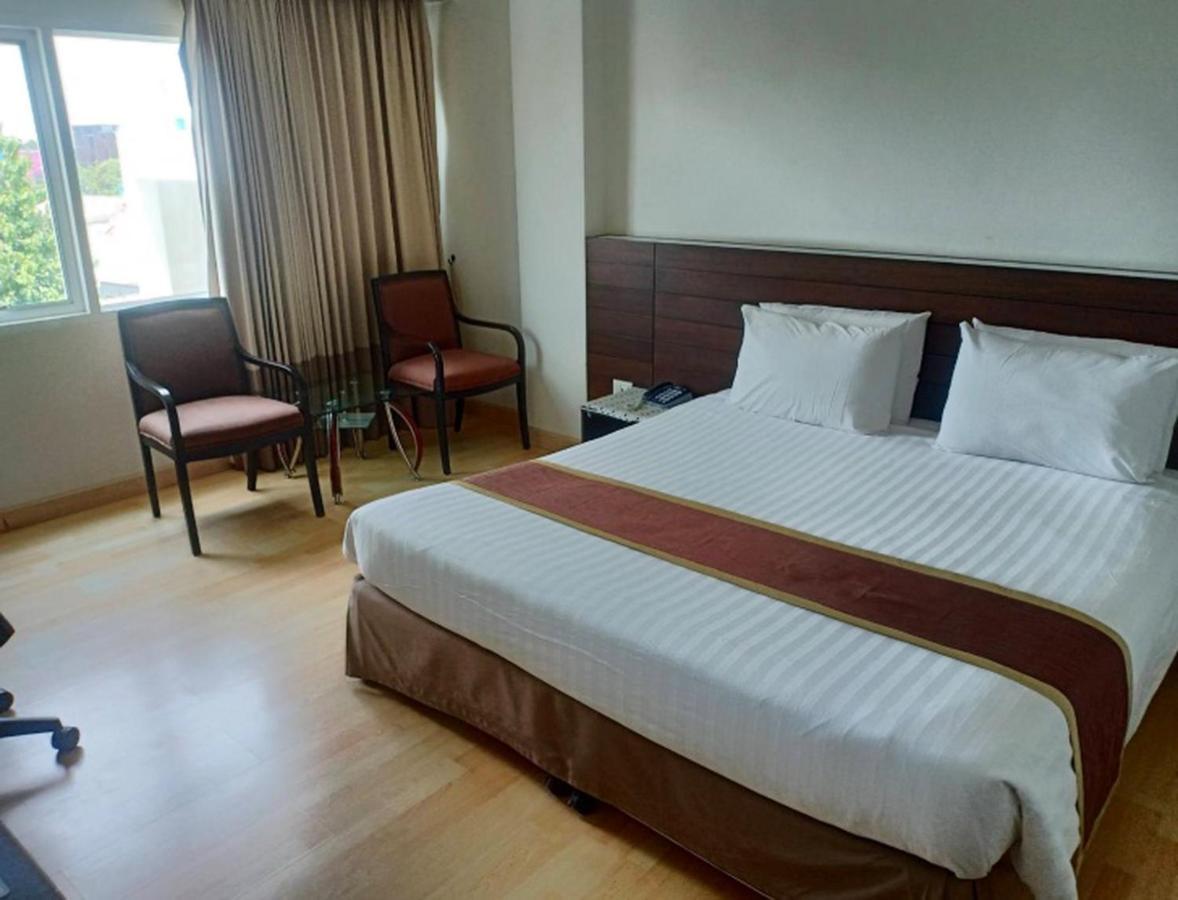 V Verve Service Apartment Hotel Чаченгсау Экстерьер фото