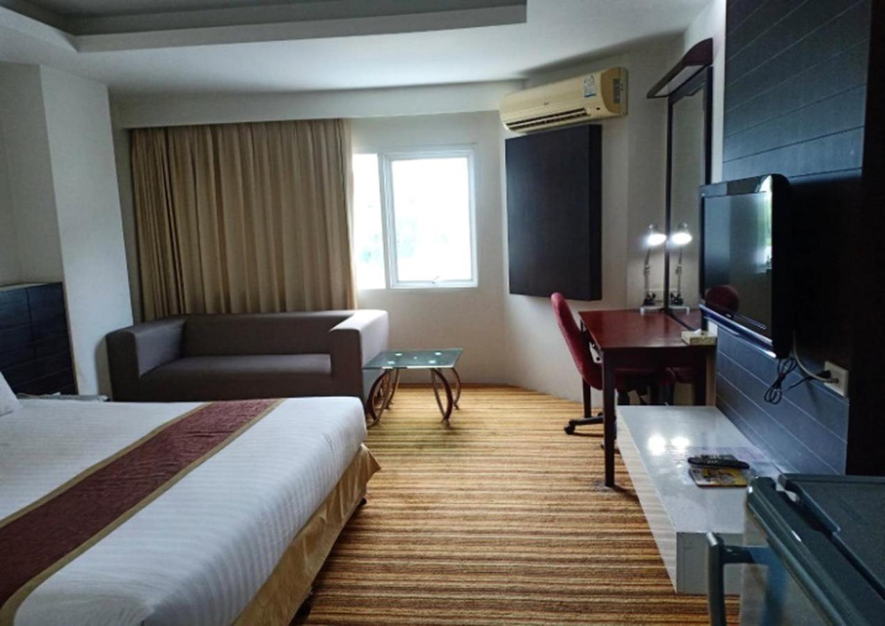 V Verve Service Apartment Hotel Чаченгсау Экстерьер фото