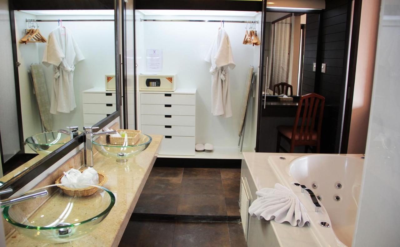 V Verve Service Apartment Hotel Чаченгсау Экстерьер фото